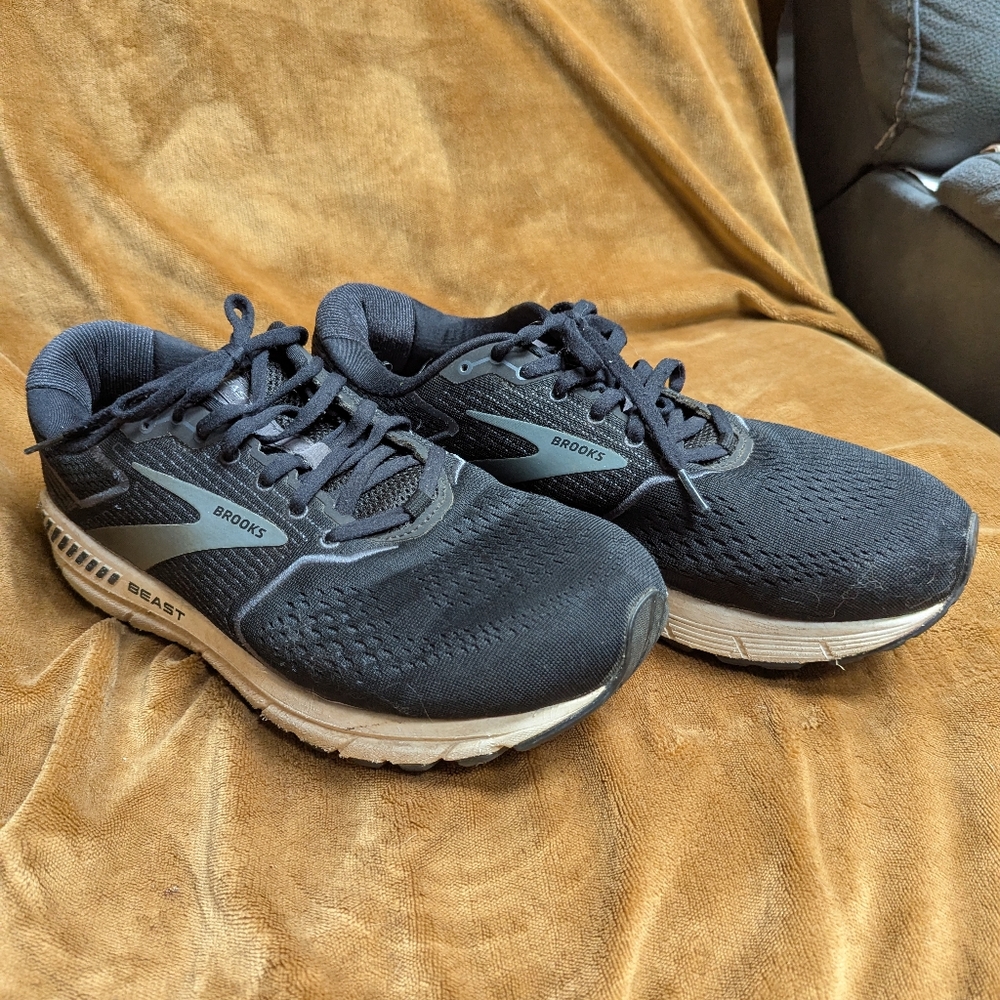 Brooks Black Athletic Shoes with Mesh Upper and Cushioned Sole